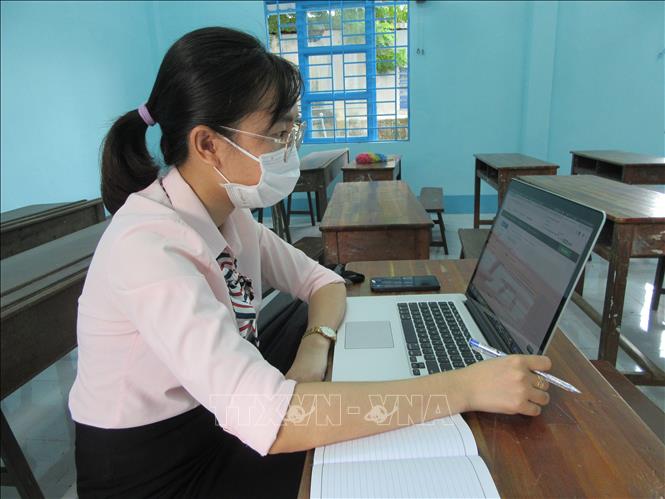Trong ảnh: Giáo viên trường Tiểu học Phủ Hà (Cơ sở 1, thành phố Phan Rang – Tháp Chàm) tập huấn chương trình dạy môn tiếng Anh trực tuyến. Ảnh: Nguyễn Thành - TTXVN
