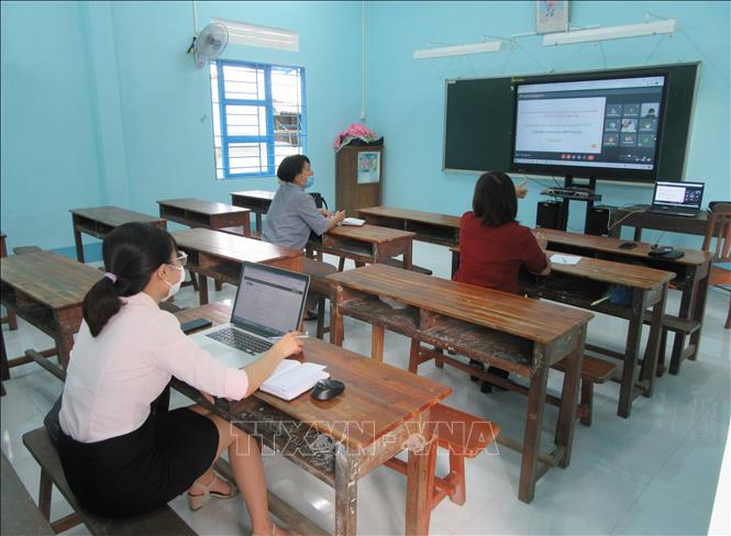 Trong ảnh: Giáo viên trường Tiểu học Phủ Hà (Cơ sở 1, thành phố Phan Rang – Tháp Chàm) tập huấn chương trình dạy môn tiếng Anh trực tuyến. Ảnh: Nguyễn Thành - TTXVN