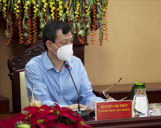 Trong ảnh: Giám đốc Bệnh viện Chợ Rẫy TS. BS CKII. Nguyễn Tri Thức hỗ trợ tư vấn tại buổi làm việc. Ảnh: Hồng Đạt - TTXVN
