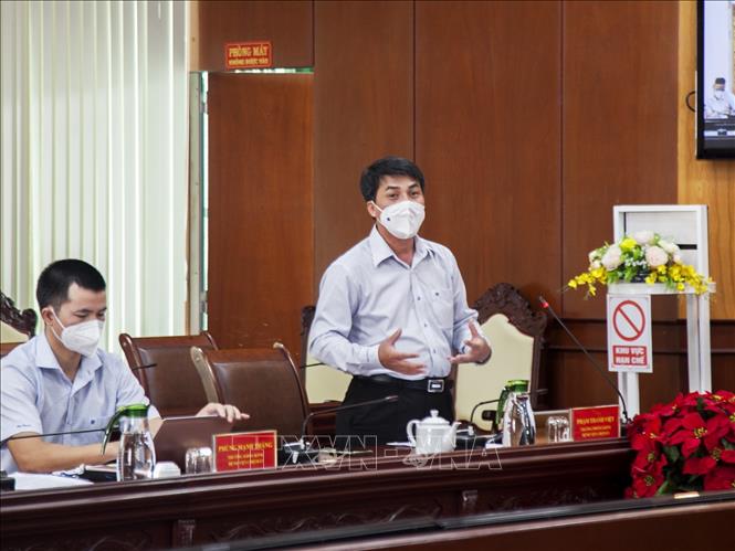 Trong ảnh: Trưởng Phòng Kế hoạch Tổng hợp Bệnh viện Chợ Rẫy, BS CKII. Phạm Thanh Việt hỗ trợ tư vấn tại buổi làm việc. Ảnh: Hồng Đạt - TTXVN
