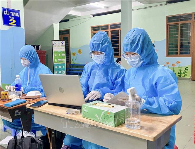 Trong ảnh: Sinh viên ngành sức khỏe Trường Đại học Nguyễn Tất Thành tham gia tình nguyện, thực hiện ghi dữ liệu mẫu xét nghiệm COVID-19. Ảnh: TTXVN phát