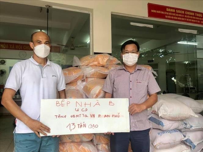 Trong ảnh: Đại diện nhóm Bếp từ thiện Nhà B ủng hộ thực phẩm đến Ủy ban MTTQ Việt Nam phường An Phú (thành phố Thủ Đức, Tp. Hồ Chí Minh). Ảnh: Hồng Giang - TTXVN