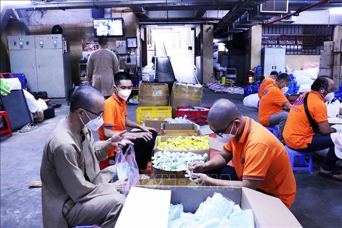 Trong ảnh: Các bếp ăn từ thiện do các chùa ở TP.Hồ Chí Minh cung cấp hàng ngàn xuất ăn mỗi ngày cho người dân gặp khó khăn trong các khu phong tỏa, bệnh viện dã chiến. Ảnh: Xuân Khu - TTXVN

