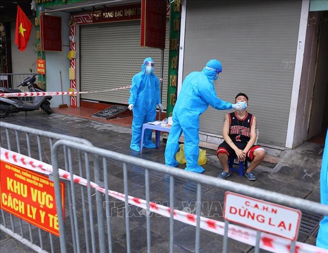 Trong ảnh: Đến 14h40, Lực lượng y tế phường Nguyễn Du lấy xong mẫu xét nghiệm cho người dân liên quan đến ca nghi nhiễm số 21 Trần Nhân Tông. Ảnh: Hoàng Hiếu - TTXVN 