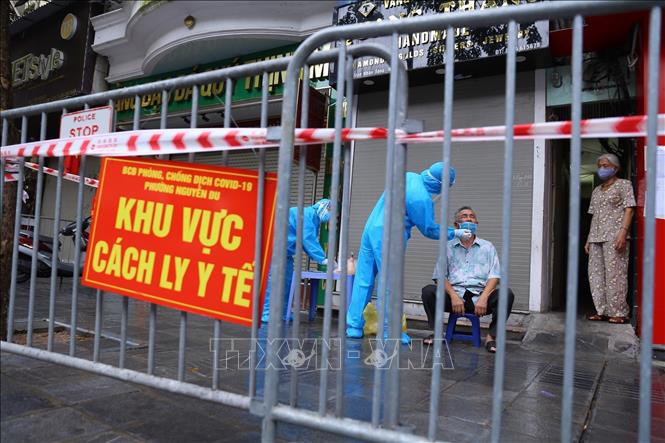 Trong ảnh: Lực lượng y tế phường Nguyễn Du lấy mẫu xét nghiệm cho người dân trong ngõ 21 Trần Nhân Tông. Ảnh: Hoàng Hiếu - TTXVN 