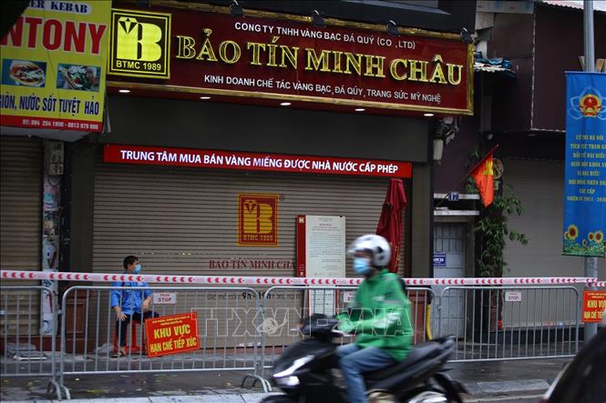 Trong ảnh: Cửa hàng vàng Bảo tín Minh Châu nằm trong khu vực bị phong tỏa. Ảnh: Hoàng Hiếu - TTXVN 