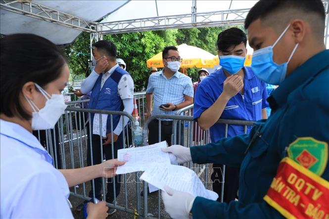 Trong ảnh: Lực lượng chức năng kiểm tra giấy tờ người dân vào Hà Nội tại chốt kiểm soát dịch cầu Phù Đổng. Ảnh: Tuấn Anh - TTXVN