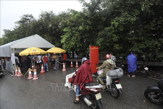 Trong ảnh: Người tham gia giao thông qua chốt kiểm soát cầu Phù Đổng (huyện Gia Lâm) đều phải qua kiểm tra giấy tờ và khai báo y tế. Ảnh: Minh Quyết - TTXVN
