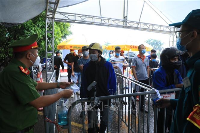 Trong ảnh: Lực lượng chức năng kiểm tra giấy tờ của người dân vào Hà Nội tại chốt kiểm soát dịch số 5 - cầu Phù Đổng. Ảnh: Tuấn Anh - TTXVN