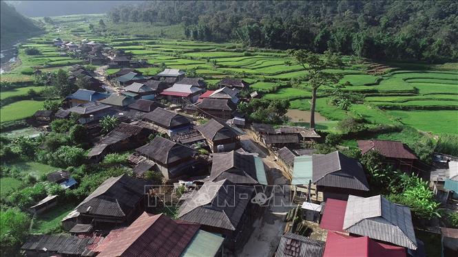 Trong ảnh: Đặc biệt, ở xã Ngọc Chiến từ rất lâu đời những ngôi nhà sàn mái lợp gỗ pơ mu đã tạo nên một miền cổ tích riêng. Ảnh: Quang Quyết-TTXVN
