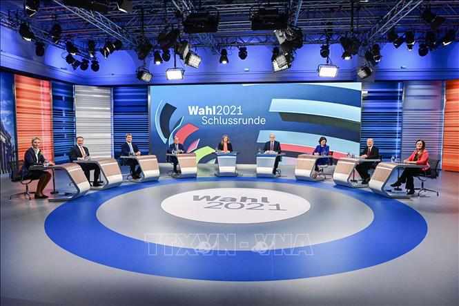 Trong ảnh: Các ứng viên Thủ tướng Đức cùng ứng viên hàng đầu của các đảng trong cuộc tranh luận qua truyền hình cuối cùng trước bầu cử tại Berlin, tối 23/9/2021. Ảnh: AFP/TTXVN