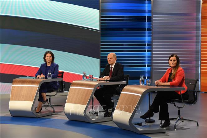 Trong ảnh: Các ứng viên Thủ tướng Đức: bà Annalena Baerbock (trái) của đảng Xanh và ông Olaf Scholz của đảng Dân chủ Xã hội Đức (SPD - giữa) trong cuộc tranh luận qua truyền hình cuối cùng trước bầu cử tại Berlin, tối 23/9/2021. Ảnh: AFP/TTXVN