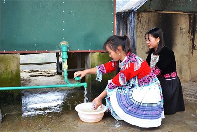 Học sinh Trường THCS và THPT huyện Bát Xát, tỉnh Lào Cai được sử dụng nước nóng do sáng chế hệ thống đun nước nóng của thầy hiệu trưởng Vũ Xuân Quế, giúp vượt qua những ngày đông, giá rét, đảm bảo sức khỏe để học tập. Ảnh: Quốc Khánh - TTXVN