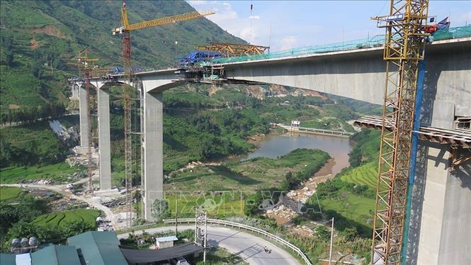 Công trình cầu Móng Sến thuộc dự án đầu tư xây dựng đường nối đường cao tốc Nội Bài – Lào Cai - Sa Pa, hiện đã đạt hơn 3/4 khối lượng, dự kiến hợp long vào ngày 29/9/2021, chào mừng 30 năm tái lập tỉnh Lào Cai (1/10/1991 - 1/10/2021). Ảnh: Lục Hương Thu-TTXVN