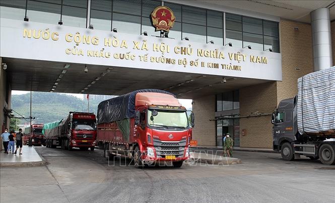 Hoạt động xuất nhập khẩu qua cửa khẩu Kim Thành, Lào Cai. Ảnh: Quốc Khánh - TTXVN