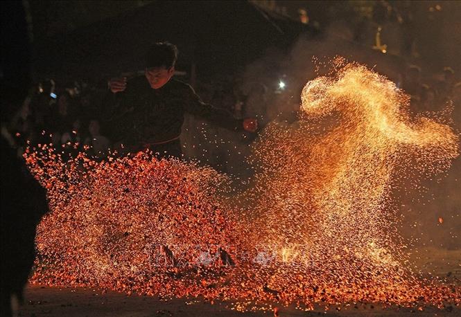 Lễ hội nhảy lửa truyền thống của người Dao đỏ, huyện Bắc Hà (Lào Cai). Ảnh: Quốc Khánh - TTXVN