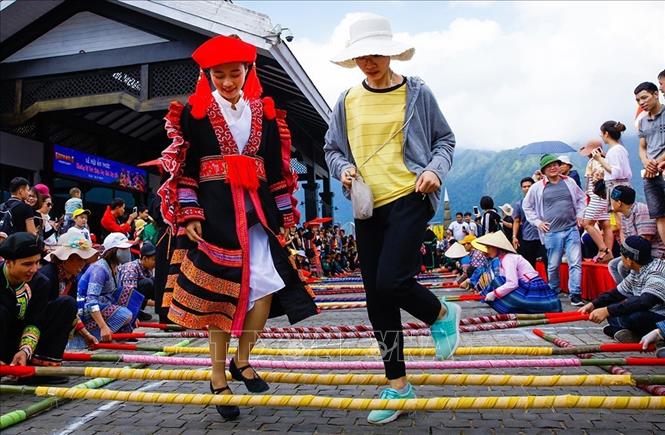 Lễ trao chứng nhận Xác nhận kỷ lục của Tổ chức kỷ lục Việt Nam cho Công ty TNHH Dịch vụ Du lịch cáp treo Fansipan Sapa (Lào Cai) với số lượng hơn 6.000 du khách tham gia nhảy, cùng với 600 người dân tộc thiểu số trên địa bàn đảm nhận khâu đập sạp, ngày 10/8/2019. Ảnh: Quốc Khánh - TTXVN