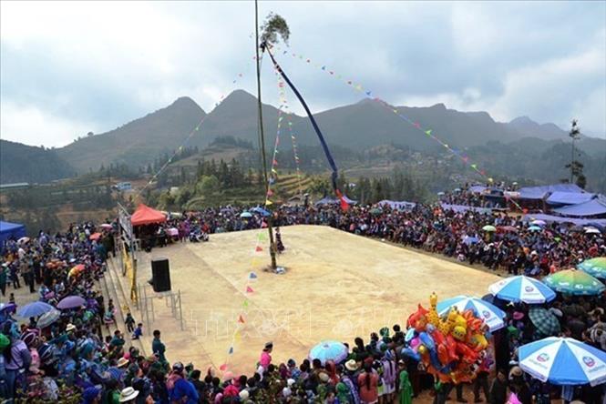 Lễ hội xuống đồng của đồng bào các dân tộc tỉnh Lào Cai được duy trì truyền thống nhằm cầu mong mưa thuận gió hòa, mùa màng bội thu, người người có cuộc sống ấm no, hạnh phúc. Ảnh: Lục Hương Thu - TTXVN