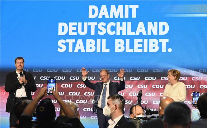 Trong ảnh: Thủ tướng Đức Angela Merkel (phải) và ứng cử viên Thủ tướng của liên minh CDU/CSU Armin Laschet (giữa) tại cuộc vận động tranh cử ở Munich, Đức, ngày 24/9/2021. Ảnh: AFP/ TTXVN