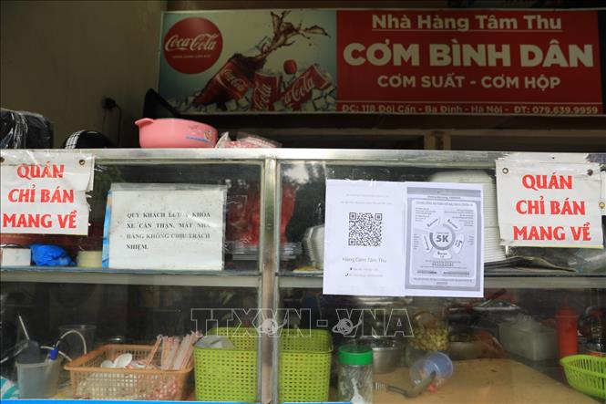 Đa phần các cơ sở kinh doanh ăn uống tại Hà Nội đều nghiêm túc thực hiện quy định dán QR Code nhằm quản lý thông tin người ra vào. Ảnh: Thành Đạt - TTXVN 