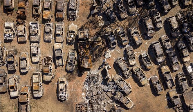 Trong ảnh: Ô tô bị thiêu rụi trong đám cháy rừng tại Greenville, California, Mỹ, ngày 24/9/2021. Ảnh: AFP/ TTXVN