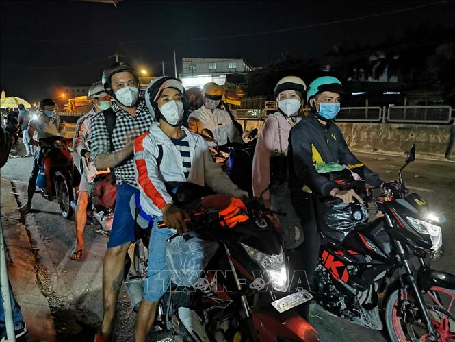 Trong những ngày qua, đã có hàng trăm người chạy xe máy về các tỉnh Sóc Trăng, Bạc Liêu, Cà Mau được tỉnh Hậu Giang cử lực lượng dẫn đường qua địa bàn tỉnh. Ảnh: Thanh Liêm - TTXVN
