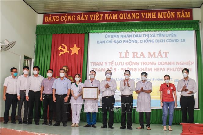 Ra mắt đôi ngũ y, bác sỹ phụ trách Trạm y tế lưu động theo dõi dịch COVID-19 trong doanh nghiệp tại phường Hòa Phú, thành phố Thủ Dầu Một. Ảnh: Chí Tưởng -TTXVN