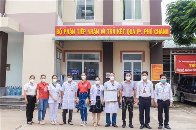 Ra mắt đôi ngũ y, bác sỹ phụ trách Trạm y tế lưu động theo dõi dịch COVID-19 trong doanh nghiệp tại phường Hòa Phú, thành phố Thủ Dầu Một, tỉnh Bình Dương. Ảnh: Chí Tưởng - TTXVN
