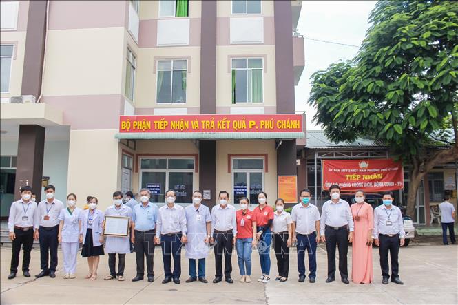 Ra mắt đôi ngũ y, bác sỹ phụ trách Trạm y tế lưu động theo dõi dịch COVID-19 trong doanh nghiệp tại phường Hòa Phú, thành phố Thủ Dầu Một, tỉnh Bình Dương. Ảnh: Chí Tưởng - TTXVN
