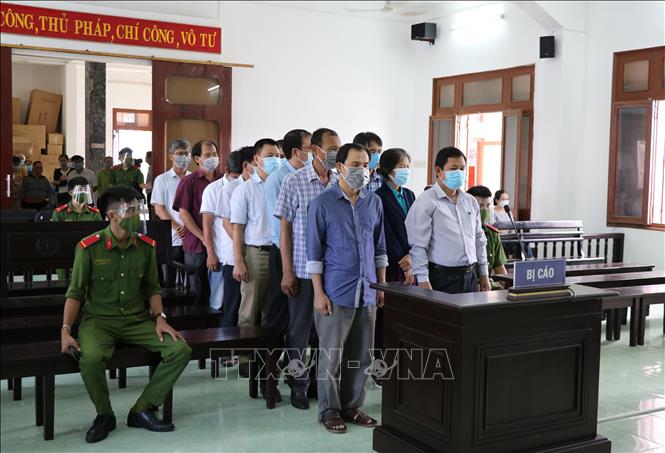 Các bị cáo nghe tòa tuyên án. Ảnh: Phạm Cường-TTXVN
