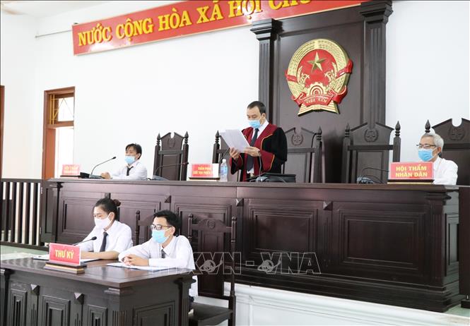 Chủ tọa phiên tòa tuyên án. Ảnh: Phạm Cường-TTXVN