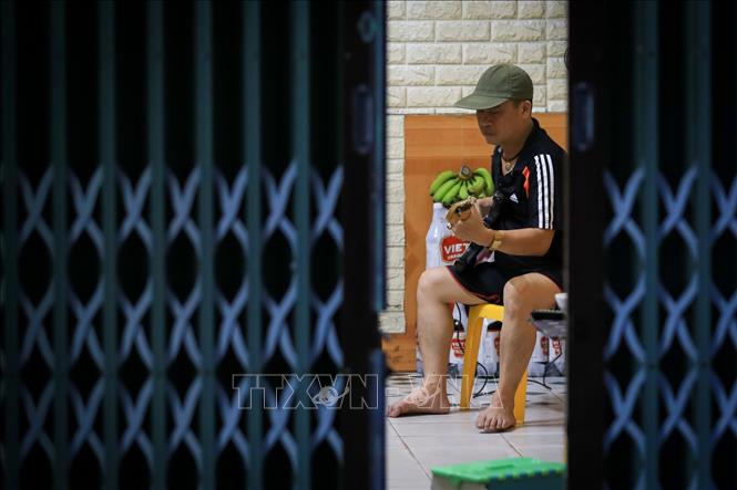 Trong ảnh: Người dân phường Chương Dương cảm nhận sự thoải mái sau khi địa bàn được dỡ bỏ phong tỏa. Ảnh: Thành Đạt - TTXVN