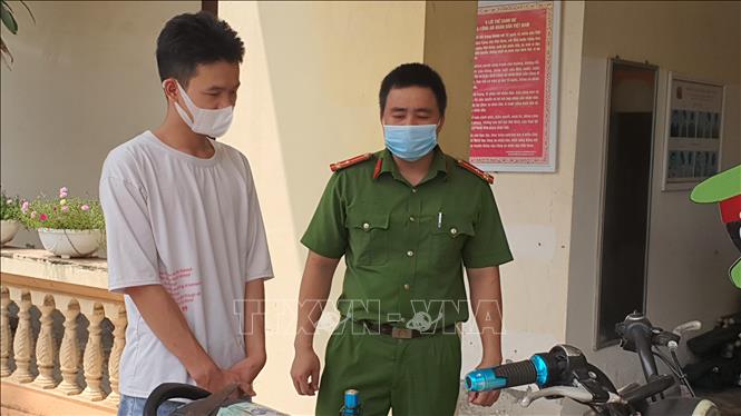 Đối tượng Hoàng Sỹ Toàn bị lực lượng Công an bắt giữ vì tội trộm cắp tài sản. Ảnh: Nguyễn Trọng Lịch-TTXVN