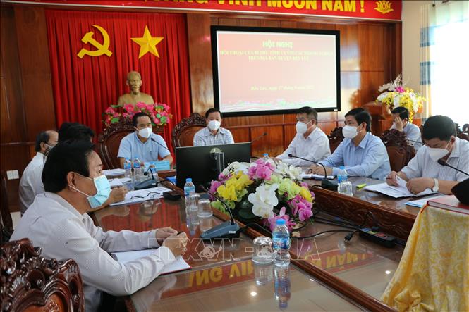 Bí thư Tỉnh ủy Nguyễn Văn Được và Chủ tịch UBND tỉnh Long An Nguyễn Văn Út chủ trì đối thoại trực tuyến với doanh nghiệp. Ảnh: Thanh Bình-TTXVN