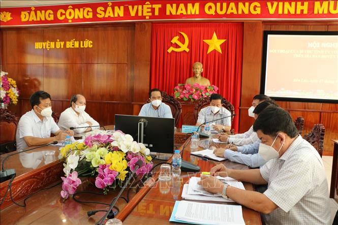Bí thư Tỉnh ủy Nguyễn Văn Được và Chủ tịch UBND tỉnh Long An Nguyễn Văn Út chủ trì đối thoại trực tuyến với doanh nghiệp hai huyện Bến Lức và Cần Đước. Ảnh: Thanh Bình-TTXVN