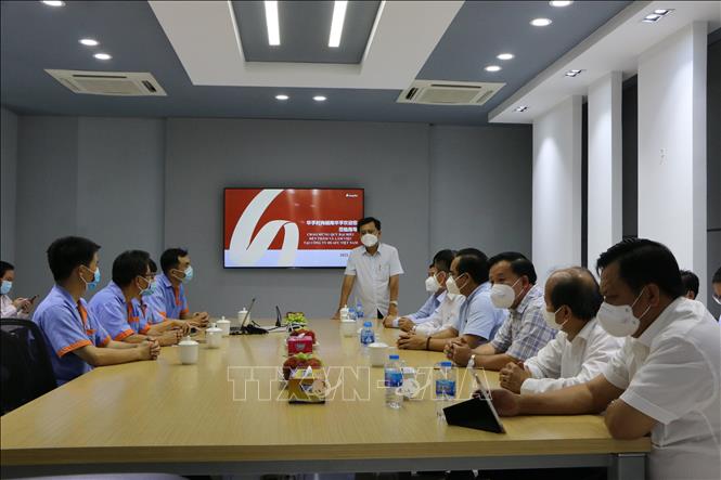Lãnh đạo tỉnh Long An thăm, động viên cán bộ Công ty TNHH MTV Công nghiệp Huafu (Việt Nam) tại Khu Công nghiệp Thuận Đạo. Ảnh: Thanh Bình-TTXVN