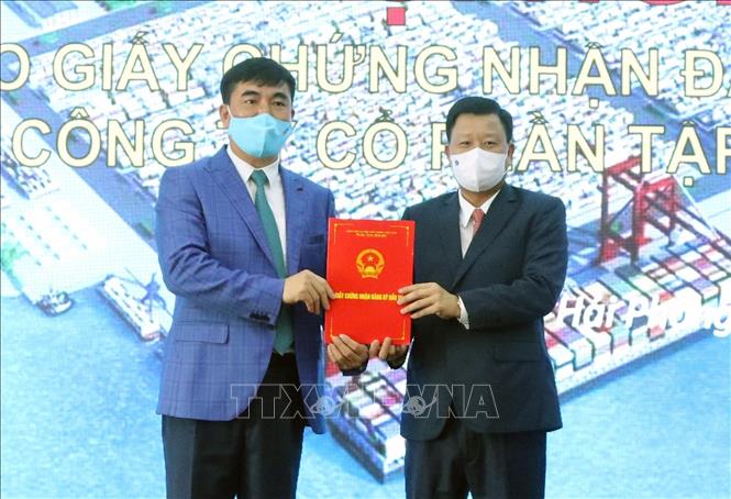 Photo: A representative of HATECO Group JSC receives investment certificate at the conference. VNA Photo: Hoàng Ngọc
