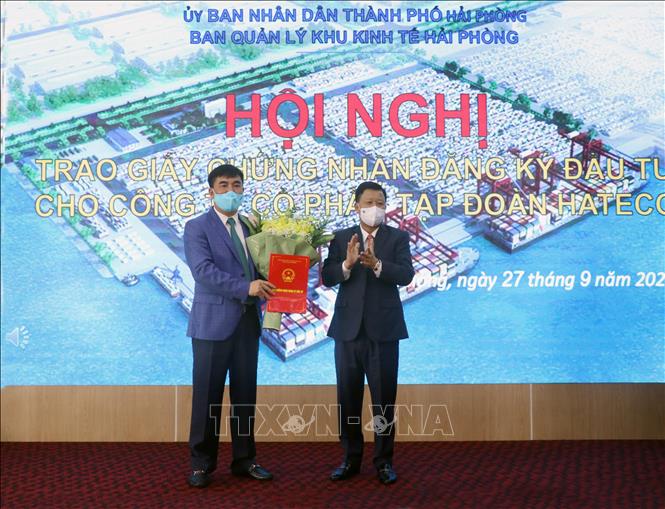 Photo: A representative of HATECO Group JSC receives investment certificate at the conference. VNA Photo: Hoàng Ngọc