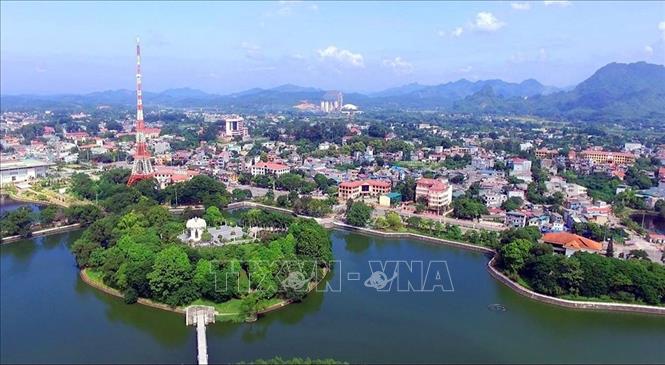 Đẩy mạnh đô thị hóa và phát triển đồng bộ hai bên bờ sông Lô; chú trọng phát triển hạ tầng các chuỗi đô thị động lực và các huyện miền núi, trong đó lấy thành phố Tuyên Quang làm trung tâm chính trị, kinh tế - xã hội, lao động, việc làm để kết nối với các đô thị và huyện khác trên địa bàn Tỉnh. Trong ảnh: Một góc thành phố Tuyên Quang. Ảnh: Quang Đán – TTXVN