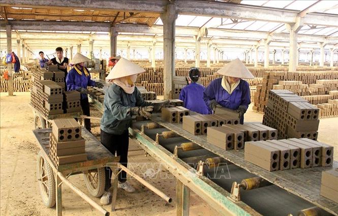 Công ty Cổ phần vật liệu xây dựng Viên Châu (Tuyên Quang) đầu tư dây chuyền sản xuất gạch không nung với công suất 20 triệu viên/năm, góp phần nâng cao năng suất, chất lượng sản phẩm. Ảnh: Văn Tý - TTXVN