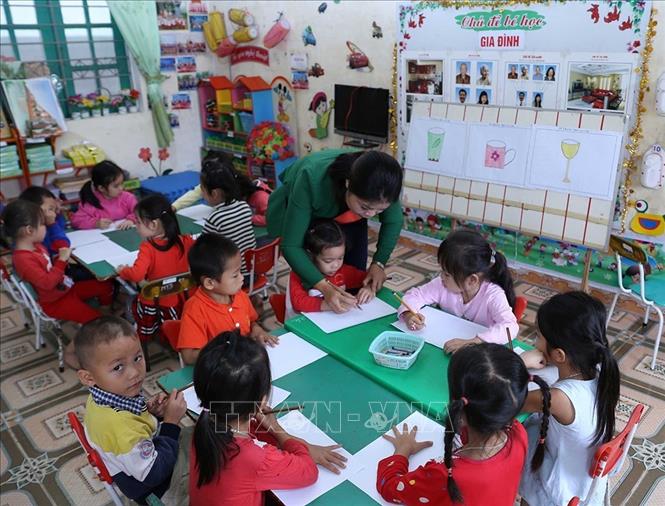 Giờ học vẽ của trẻ lớp mầm non 5 tuổi, xã nông thôn mới Tân Trào, huyện Sơn Dương. Ảnh: Vũ Sinh - TTXVN