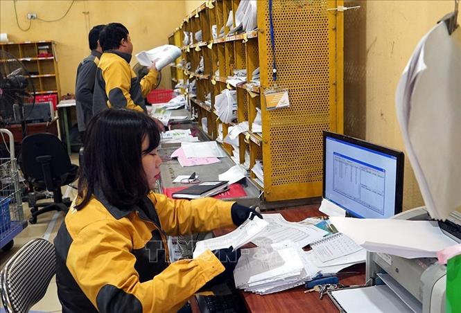 Bưu điện tỉnh Tuyên Quang tăng cường mở rộng vùng phục vụ đến nông thôn, vùng sâu, vùng xa, vùng có đồng bào dân tộc thiểu số trên địa bàn toàn tỉnh. Ảnh: Quang Đán - TTXVN