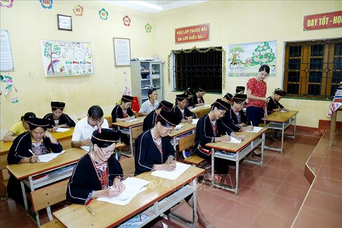 Được triển khai từ giữa tháng 9/2020, các lớp học xóa mù chữ ở 3 điểm trường thuộc xã Minh Dân (huyện Hàm Yên, Tuyên Quang) đã thu hút hơn 80 học viên, hầu hết thuộc lứa tuổi từ 40 – 60. Ảnh: Nam Sương - TTXVN