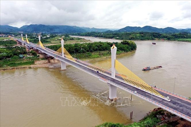 Cầu Tình Húc có tổng mức đầu tư 852 tỷ đồng, chính thức khánh thành ngày 2/10/2020, là dự án trọng điểm của tỉnh Tuyên Quang kết nối giao thông giữa quốc lộ 2 với quốc lộ 37, nhằm thúc đẩy phát triển kinh tế - xã hội, thúc đẩy phát triển đô thị, du lịch, từng bước hoàn chỉnh mạng lưới giao thông theo quy hoạch của tỉnh Tuyên Quang đến năm 2020, tầm nhìn đến năm 2030. Ảnh: Quang Cường - TTXVN