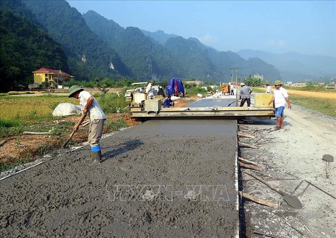 Làm đường bê tông ở trung tâm huyện Lâm Bình. Ảnh: Quang Đán - TTXVN