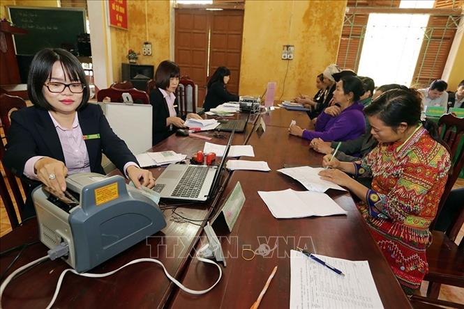 Giao dịch cho vay tín dụng ưu đãi từ Ngân hàng Chính sách xã hội tại điểm giao dịch xã Trung Minh, huyện Yên Sơn. Ảnh: Trần Việt - TTXVN