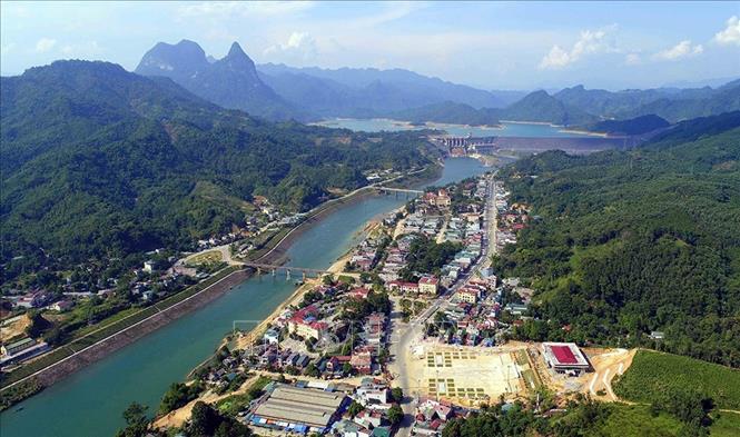 Huyện Na Hang là địa phương có tỷ lệ che phủ rừng lớn nhất tỉnh Tuyên Quang với 79%. Một trong những giải pháp giữ rừng hiệu quả của Na Hang hiện nay là dựa vào chính người dân sở tại, trong đó tạo các nguồn lợi để người dân có thể sống dựa vào rừng. Ảnh: TTXVN phát