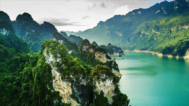 Định hướng phát triển đến năm 2020, tầm nhìn đến 2030, ngành du lịch tỉnh Tuyên Quang sẽ đẩy mạnh khai thác tiềm năng du lịch sinh thái, văn hóa sắc tộc tại các khu vực có lợi thế và điều kiện phát triển loại hình du lịch này. Trong ảnh: Khung cảnh được ví như 