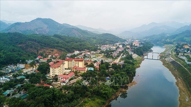 Định hướng phát triển đến năm 2020, tầm nhìn đến 2030, ngành du lịch tỉnh Tuyên Quang sẽ đẩy mạnh khai thác tiềm năng du lịch sinh thái, văn hóa sắc tộc tại các khu vực có lợi thế và điều kiện phát triển loại hình du lịch này. Trong ảnh: Thị trấn Na Hang nằm giữa khung cảnh núi rừng nguyên sinh trùng điệp. Ảnh: Trọng Đạt – TTXVN