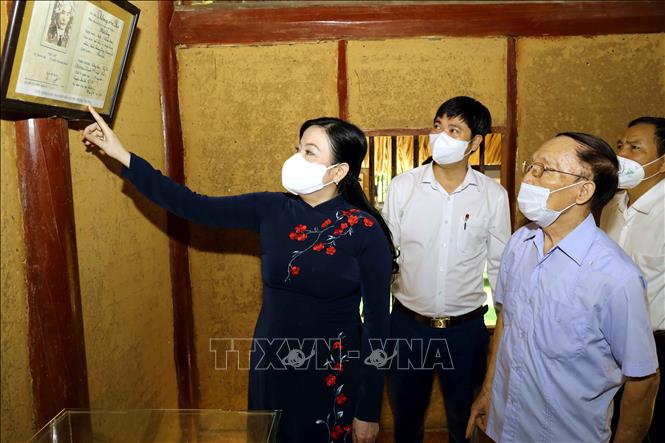 Trong ảnh: Các đại biểu tham quan phòng lưu niệm tại Di tích. Ảnh: Thu Hằng-TTXVN